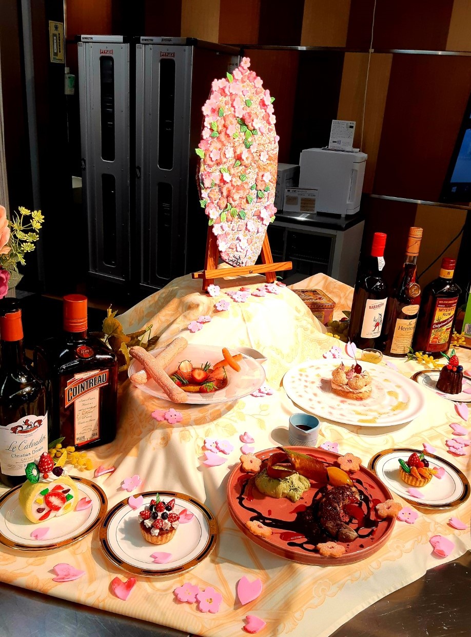 ▲桜の季節をイメージしたプレゼンテーション。中央奥の桜のオブジェは「砂糖と卵白」から作る「パスティヤージュ」。原価をかけずに装飾をつくるアイディアもご紹介。