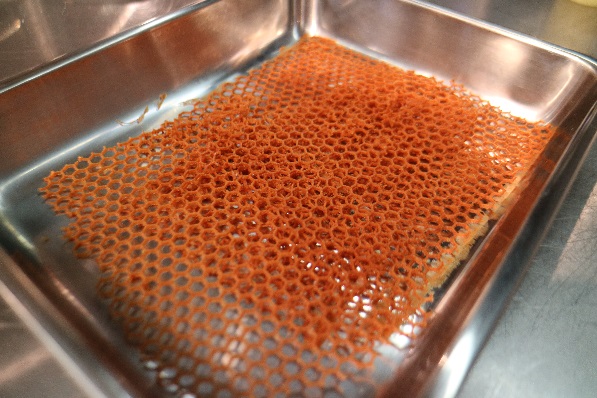 ▲蜂蜜のチュイル　見た目からも蜂蜜と分かるように。シリコンシートに薄く伸ばしてデザートの飾りに使用