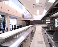 1階にあるシミュレーションレストラン「S-アイリス」のオープンキッチン