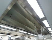 広々した厨房空間を生み出す「換気天井システム」